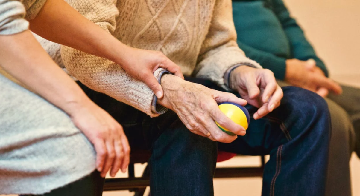 Altenpflege zu Hause vs. Heim – die emotionale Entscheidung